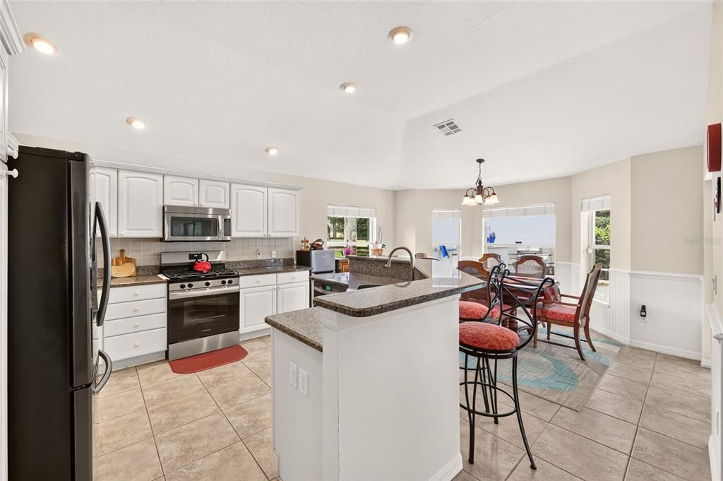For Sale: $475,000 (2 beds, 2 baths, 1824 Square Feet)