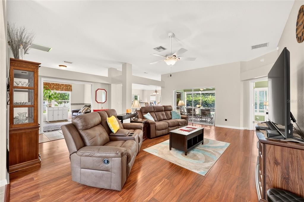 For Sale: $475,000 (2 beds, 2 baths, 1824 Square Feet)