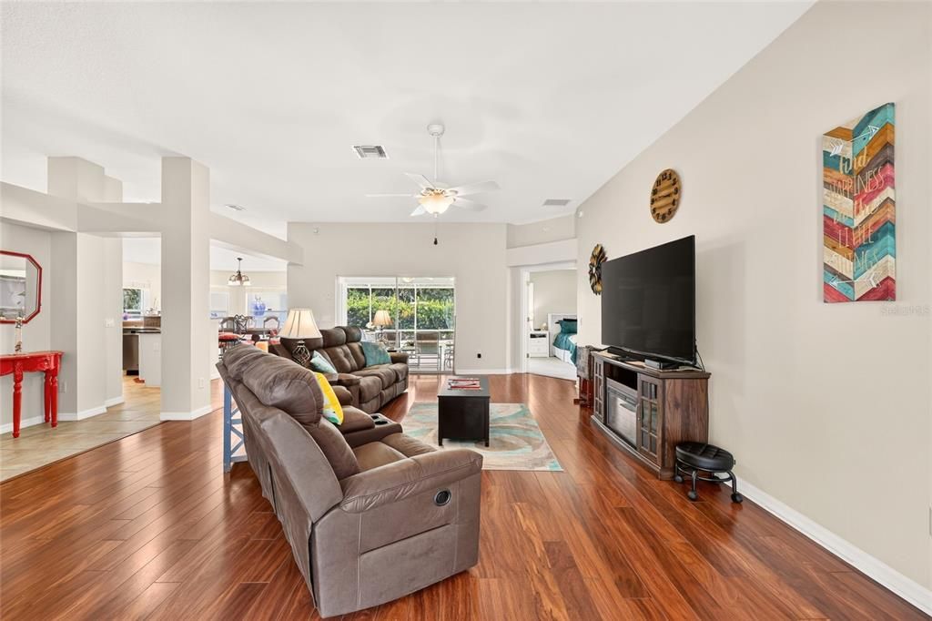 For Sale: $475,000 (2 beds, 2 baths, 1824 Square Feet)