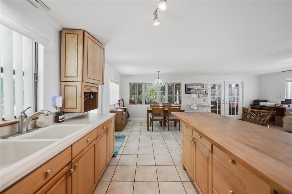 For Sale: $179,000 (2 beds, 2 baths, 1286 Square Feet)