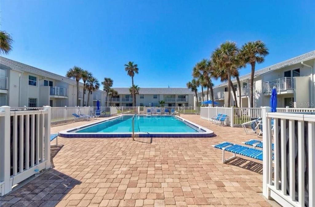 For Sale: $377,000 (1 beds, 1 baths, 718 Square Feet)