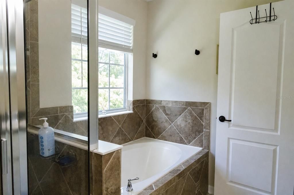 For Sale: $358,900 (3 beds, 3 baths, 1752 Square Feet)
