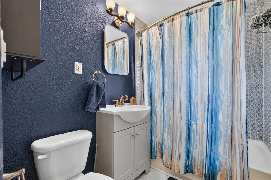 For Rent: $1,900 (2 beds, 1 baths, 834 Square Feet)