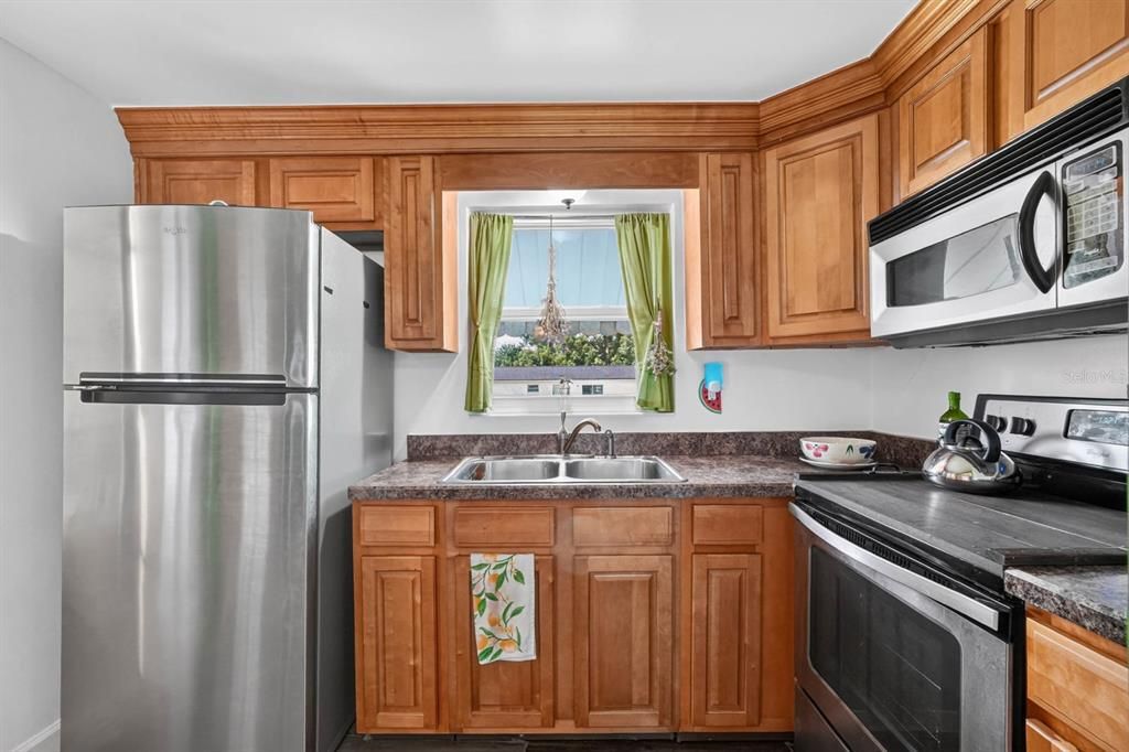 For Rent: $1,900 (2 beds, 1 baths, 834 Square Feet)