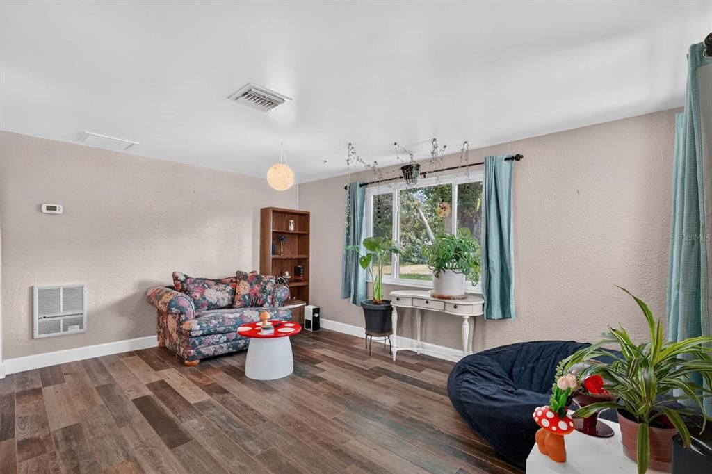 For Rent: $1,900 (2 beds, 1 baths, 834 Square Feet)