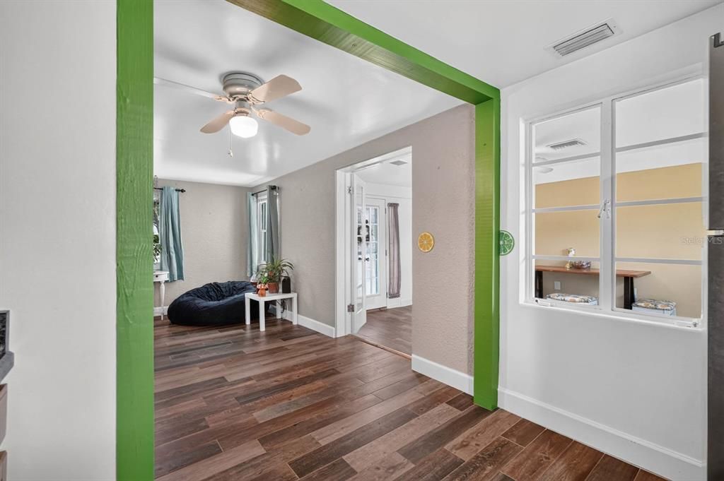 For Rent: $1,900 (2 beds, 1 baths, 834 Square Feet)