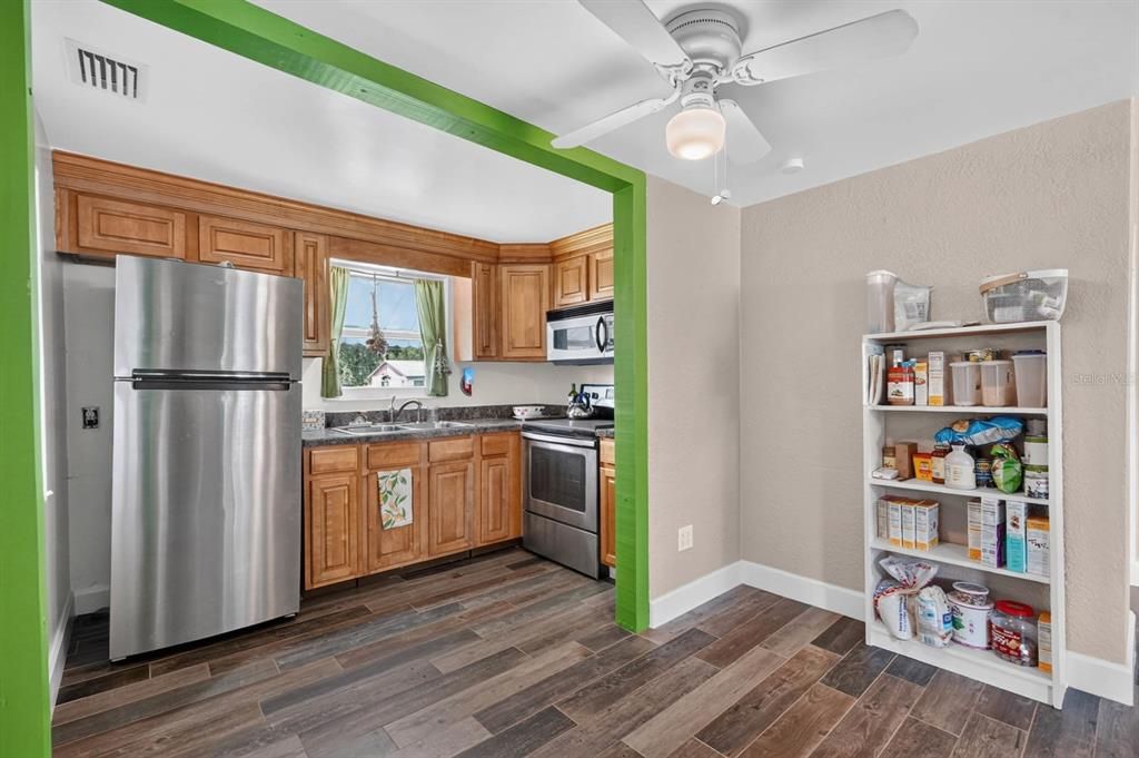For Rent: $1,900 (2 beds, 1 baths, 834 Square Feet)