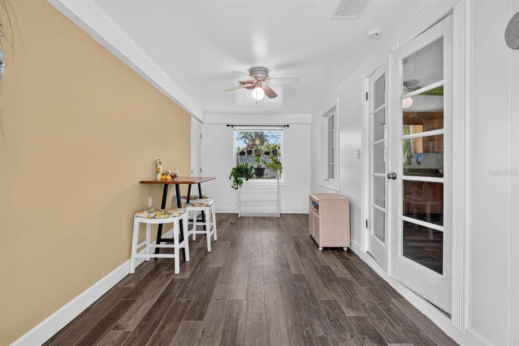 For Rent: $1,900 (2 beds, 1 baths, 834 Square Feet)