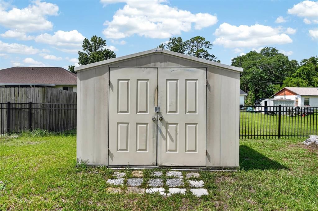 For Rent: $1,900 (2 beds, 1 baths, 834 Square Feet)