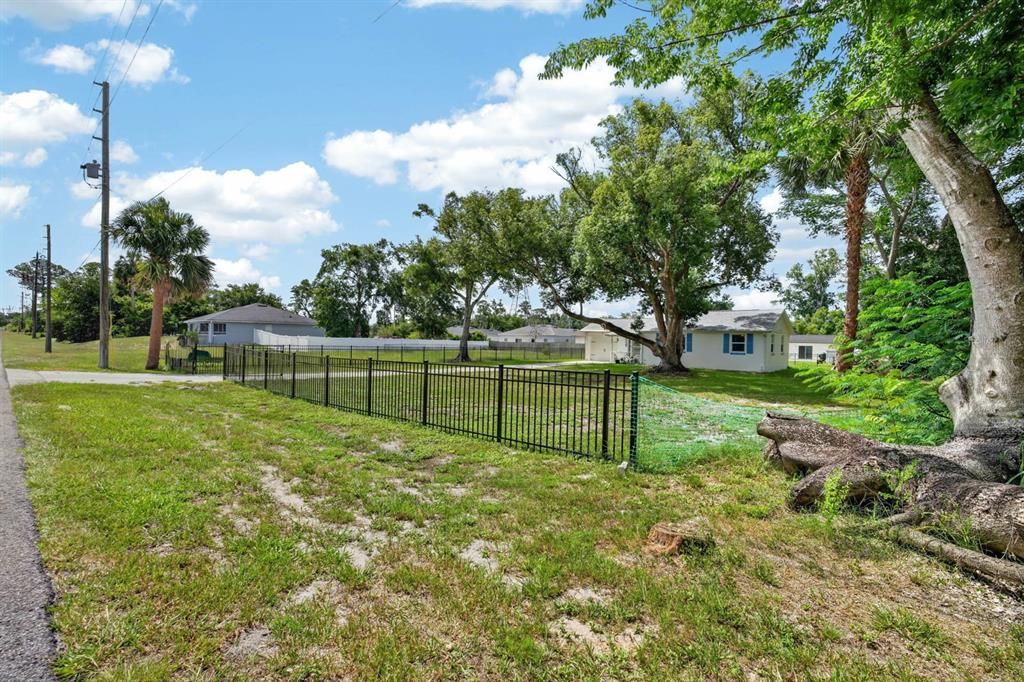 For Rent: $1,900 (2 beds, 1 baths, 834 Square Feet)