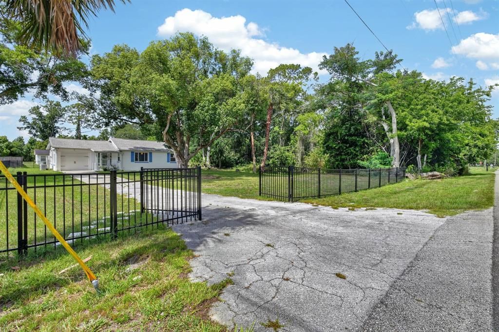 For Rent: $1,900 (2 beds, 1 baths, 834 Square Feet)