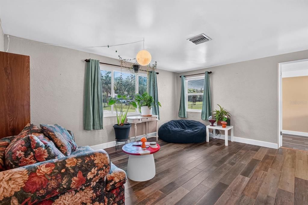 For Rent: $1,900 (2 beds, 1 baths, 834 Square Feet)