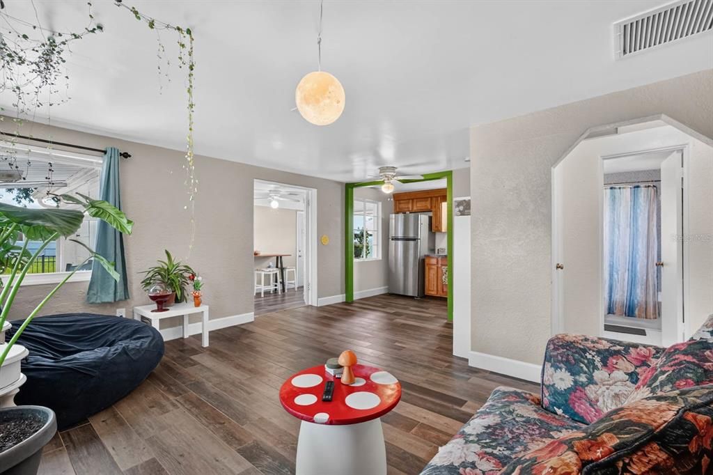 For Rent: $1,900 (2 beds, 1 baths, 834 Square Feet)