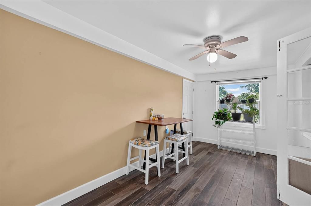 For Rent: $1,900 (2 beds, 1 baths, 834 Square Feet)