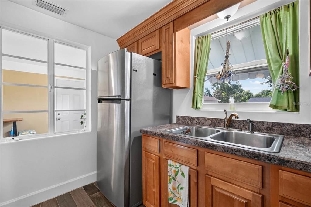 For Rent: $1,900 (2 beds, 1 baths, 834 Square Feet)
