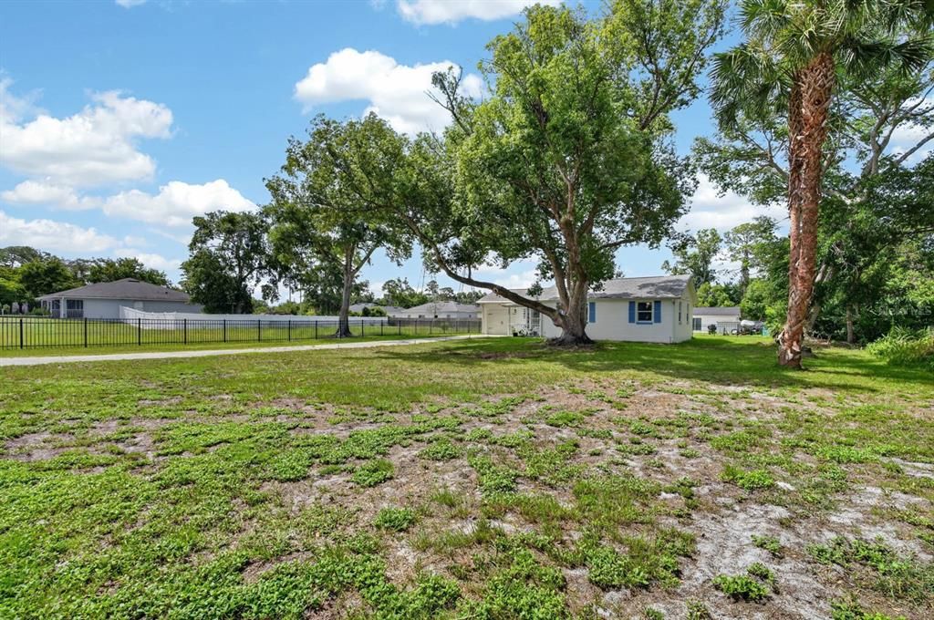 For Rent: $1,900 (2 beds, 1 baths, 834 Square Feet)