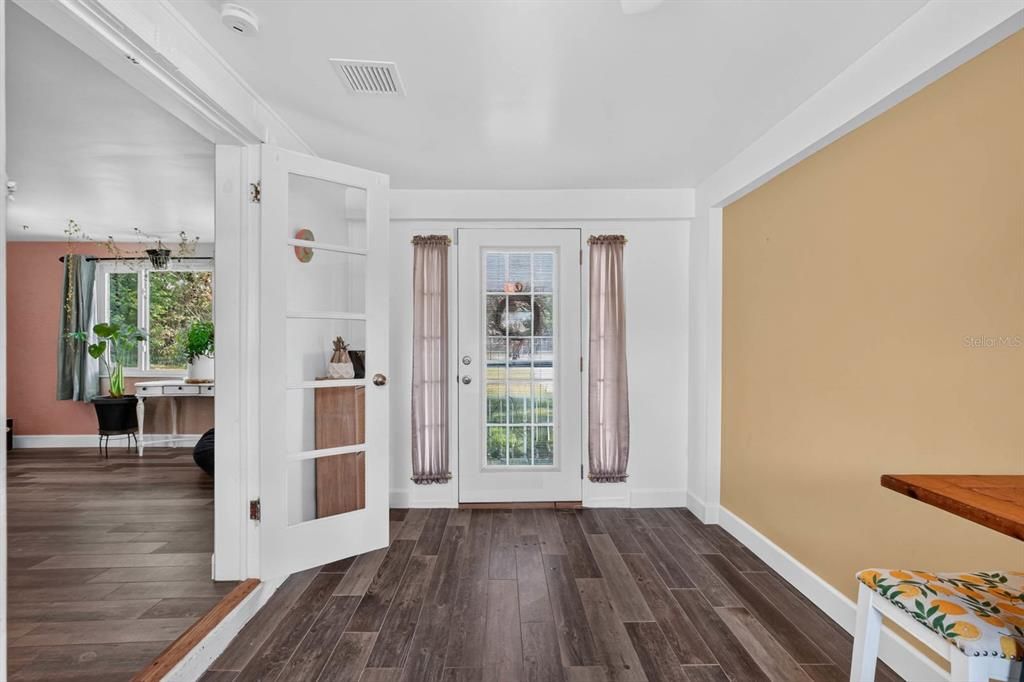For Rent: $1,900 (2 beds, 1 baths, 834 Square Feet)