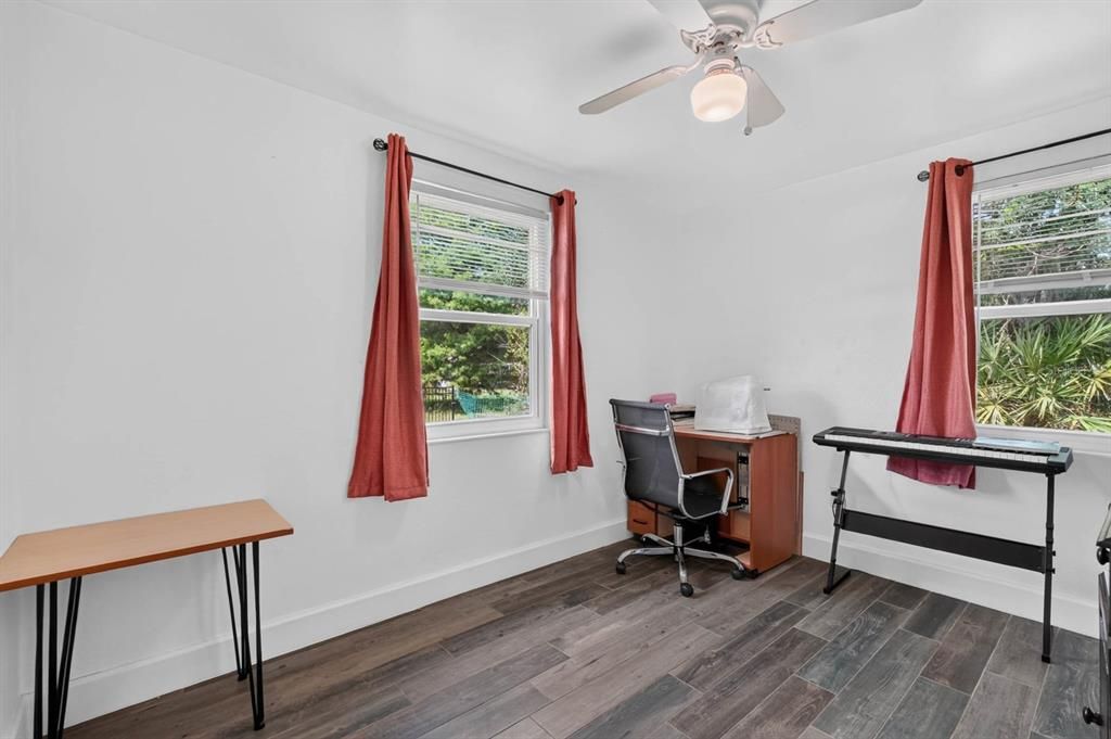 For Rent: $1,900 (2 beds, 1 baths, 834 Square Feet)