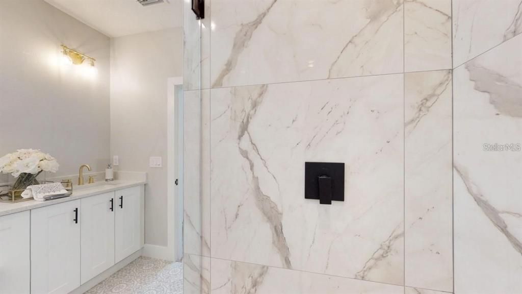 En Venta: $879,999 (5 camas, 2 baños, 3297 Pies cuadrados)