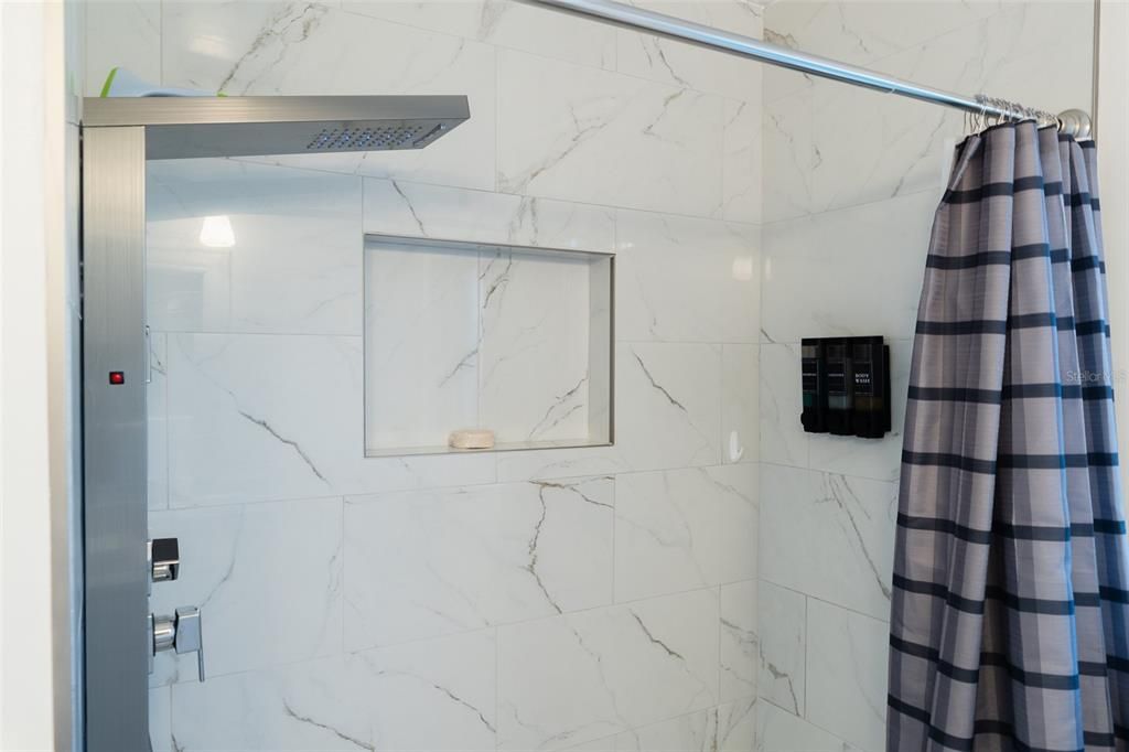 For Sale: $560,000 (4 beds, 2 baths, 1970 Square Feet)