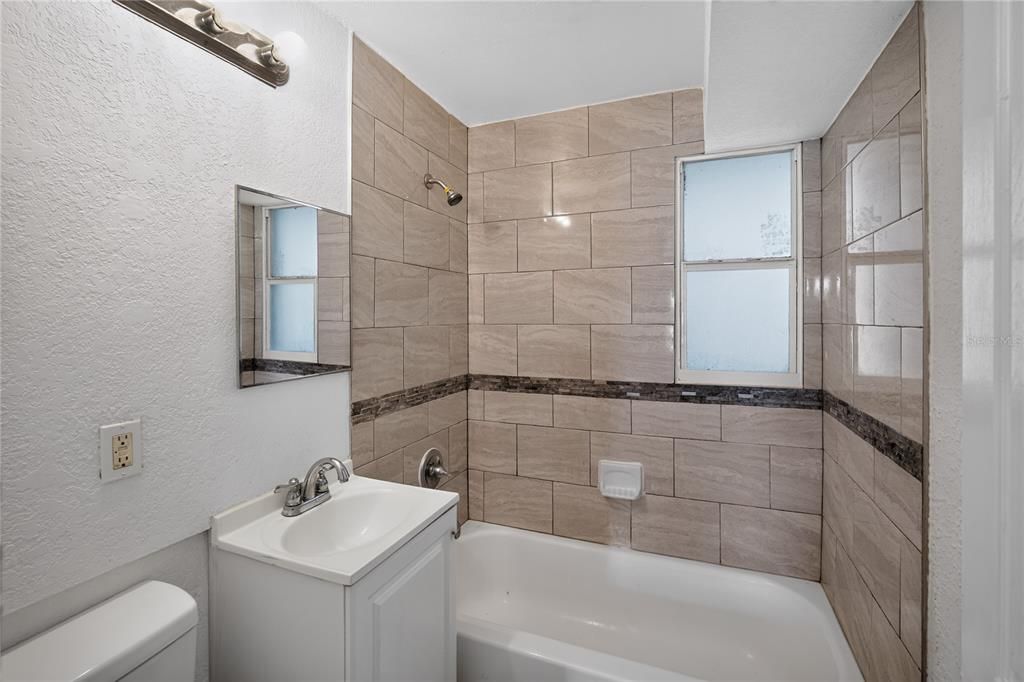 На продажу: $219,900 (3 спален, 1 ванн, 1181 Квадратных фут)
