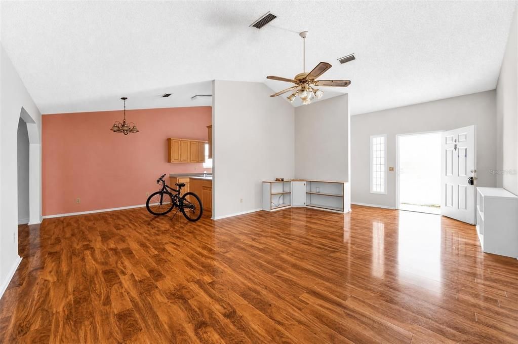 For Sale: $305,000 (3 beds, 2 baths, 1734 Square Feet)