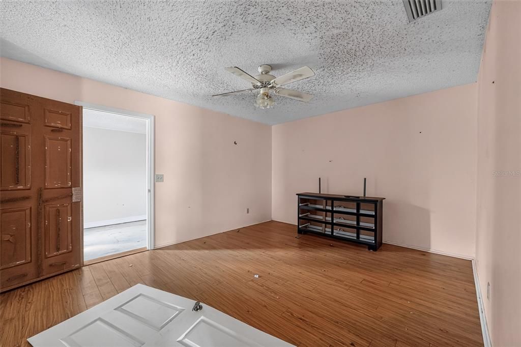 For Sale: $305,000 (3 beds, 2 baths, 1734 Square Feet)