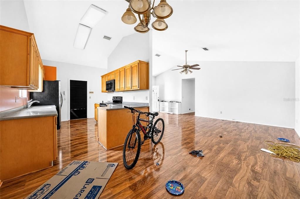 For Sale: $305,000 (3 beds, 2 baths, 1734 Square Feet)