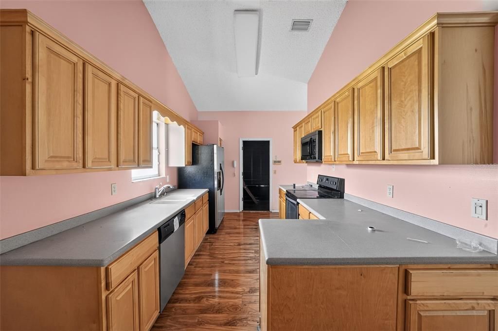 For Sale: $305,000 (3 beds, 2 baths, 1734 Square Feet)