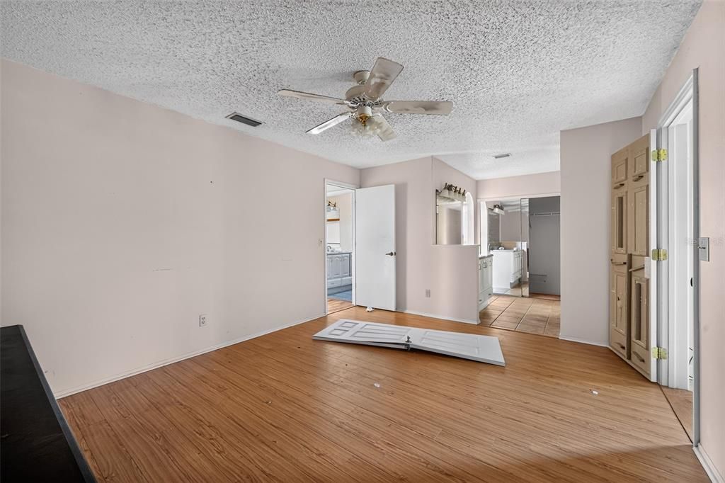 For Sale: $305,000 (3 beds, 2 baths, 1734 Square Feet)