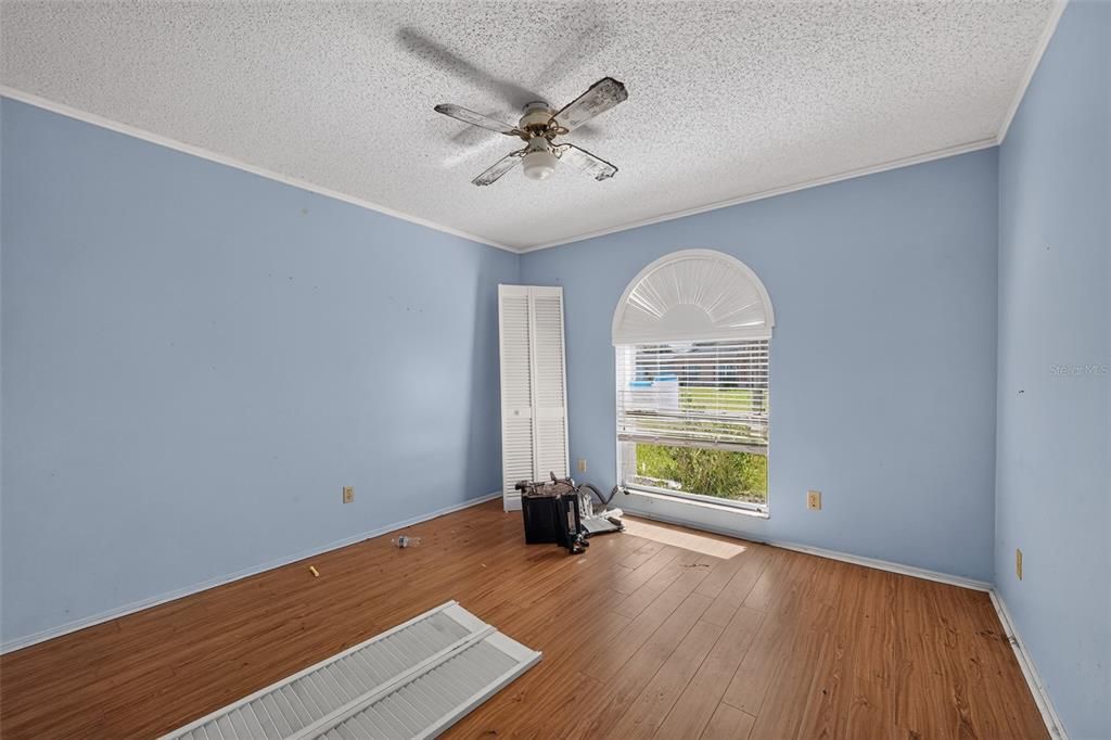 For Sale: $305,000 (3 beds, 2 baths, 1734 Square Feet)