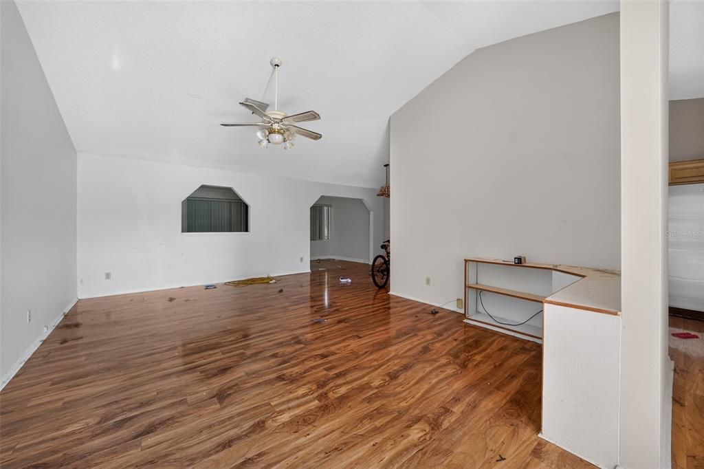 For Sale: $305,000 (3 beds, 2 baths, 1734 Square Feet)