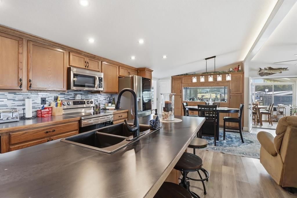 For Sale: $450,000 (2 beds, 2 baths, 1288 Square Feet)