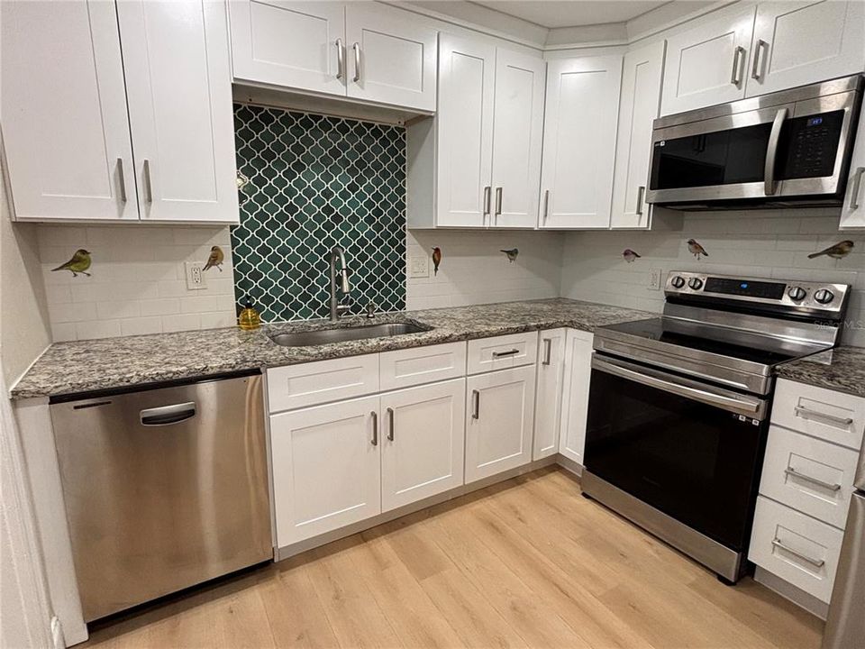 出租: $2,400 (2 贝兹, 1 浴室, 968 平方英尺)