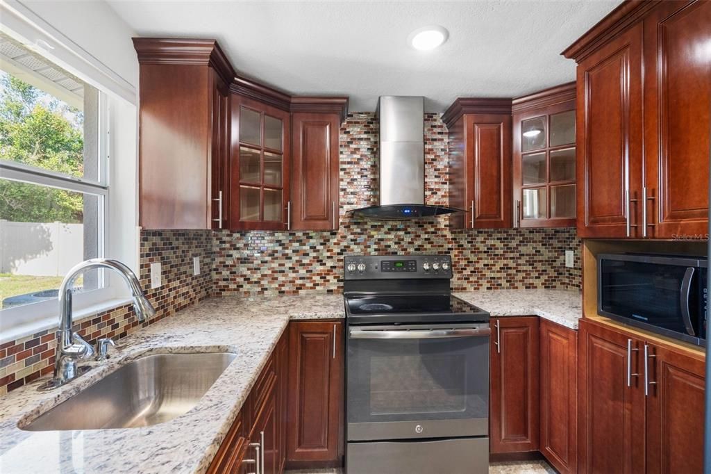 For Sale: $334,900 (4 beds, 2 baths, 950 Square Feet)