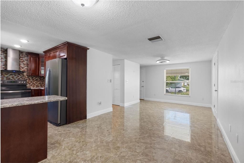 For Sale: $334,900 (4 beds, 2 baths, 950 Square Feet)