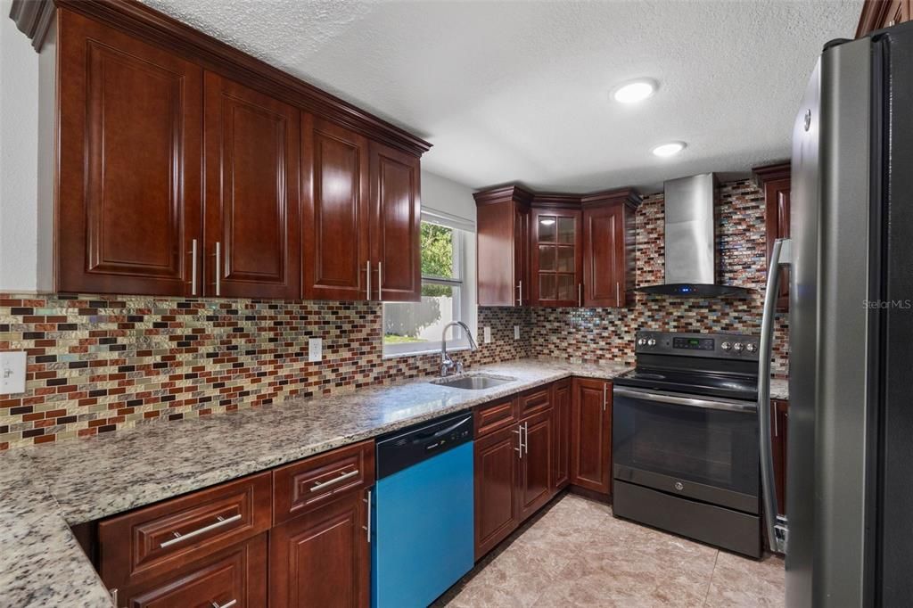 For Sale: $334,900 (4 beds, 2 baths, 950 Square Feet)