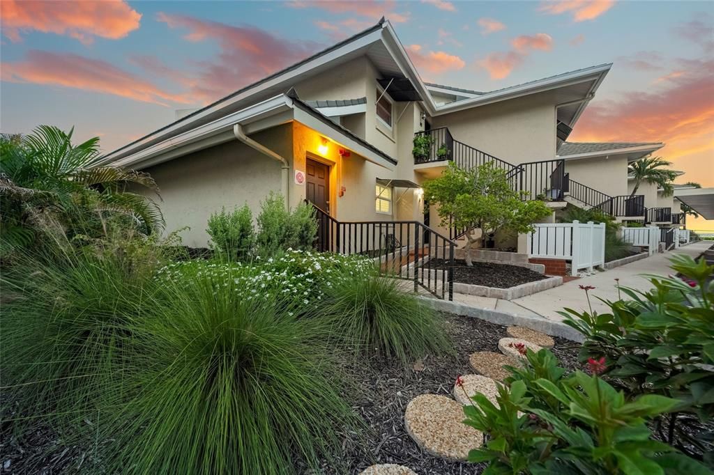 For Sale: $699,000 (2 beds, 2 baths, 1200 Square Feet)