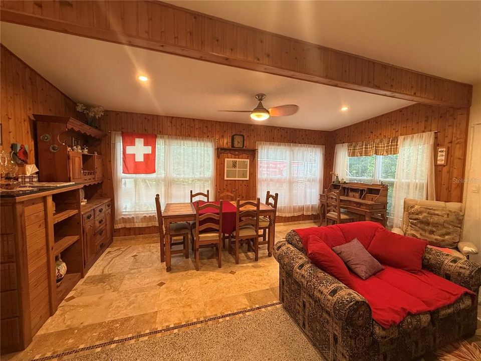 For Rent: $2,000 (2 beds, 1 baths, 900 Square Feet)