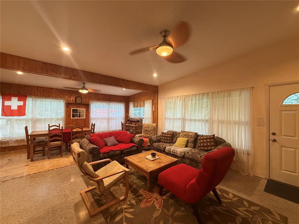 For Rent: $2,000 (2 beds, 1 baths, 900 Square Feet)
