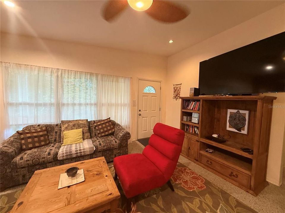 For Rent: $2,000 (2 beds, 1 baths, 900 Square Feet)