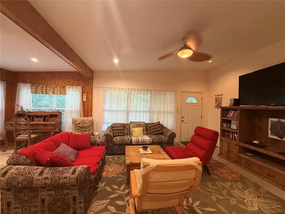 For Rent: $2,000 (2 beds, 1 baths, 900 Square Feet)
