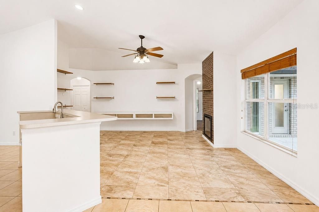 En Venta: $429,900 (4 camas, 3 baños, 2052 Pies cuadrados)