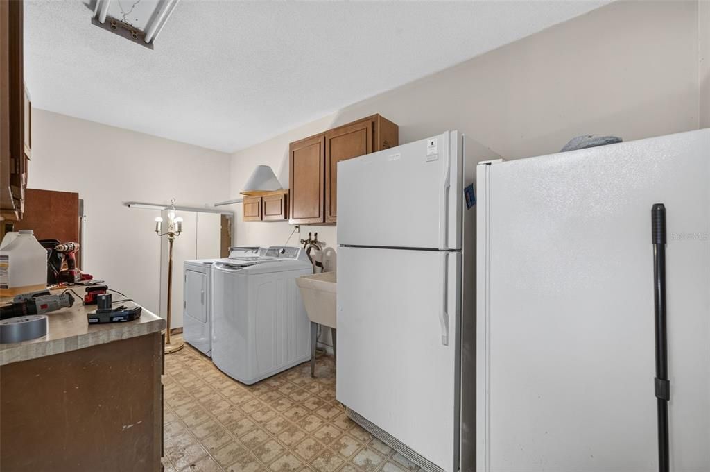 For Sale: $824,000 (5 beds, 3 baths, 4234 Square Feet)
