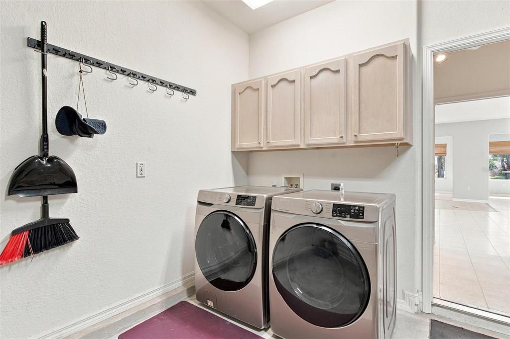 For Sale: $349,000 (2 beds, 2 baths, 2121 Square Feet)