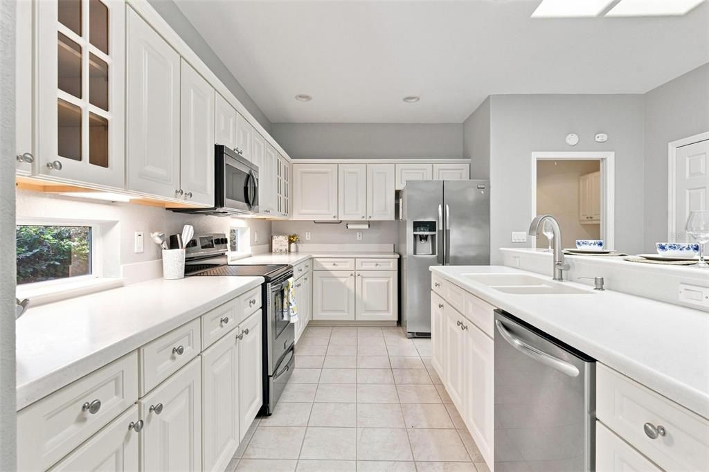 For Sale: $349,000 (2 beds, 2 baths, 2121 Square Feet)