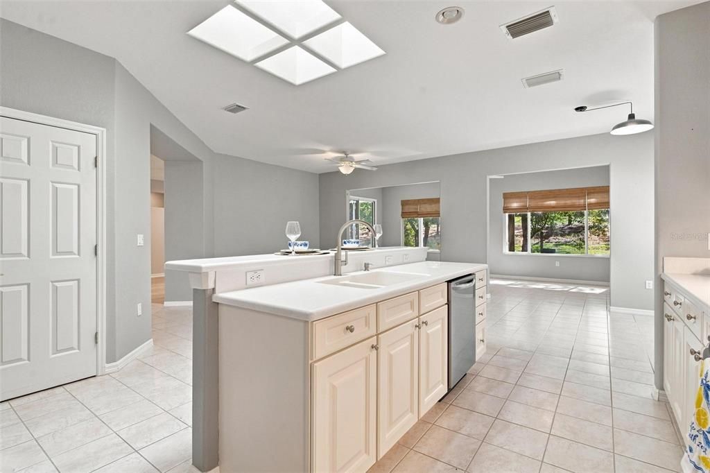 For Sale: $349,000 (2 beds, 2 baths, 2121 Square Feet)