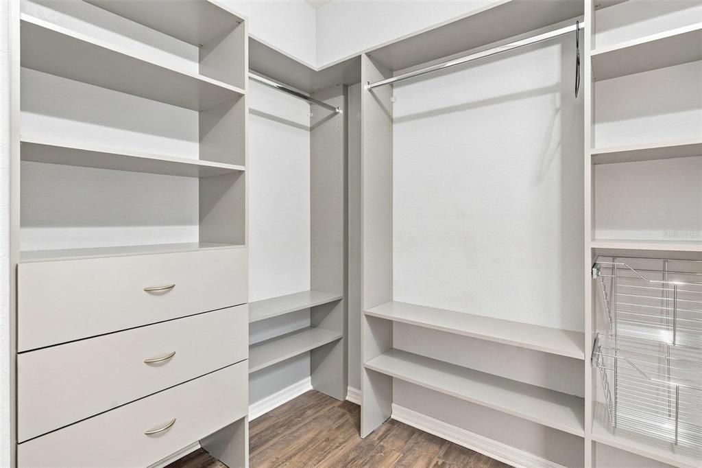 For Sale: $349,000 (2 beds, 2 baths, 2121 Square Feet)