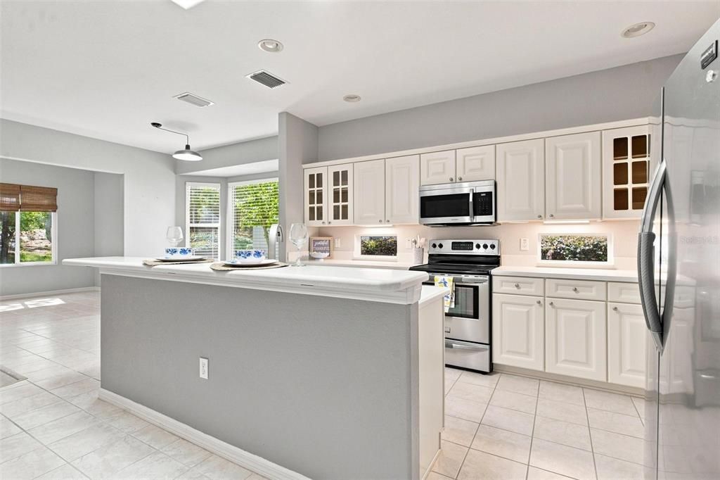 For Sale: $349,000 (2 beds, 2 baths, 2121 Square Feet)