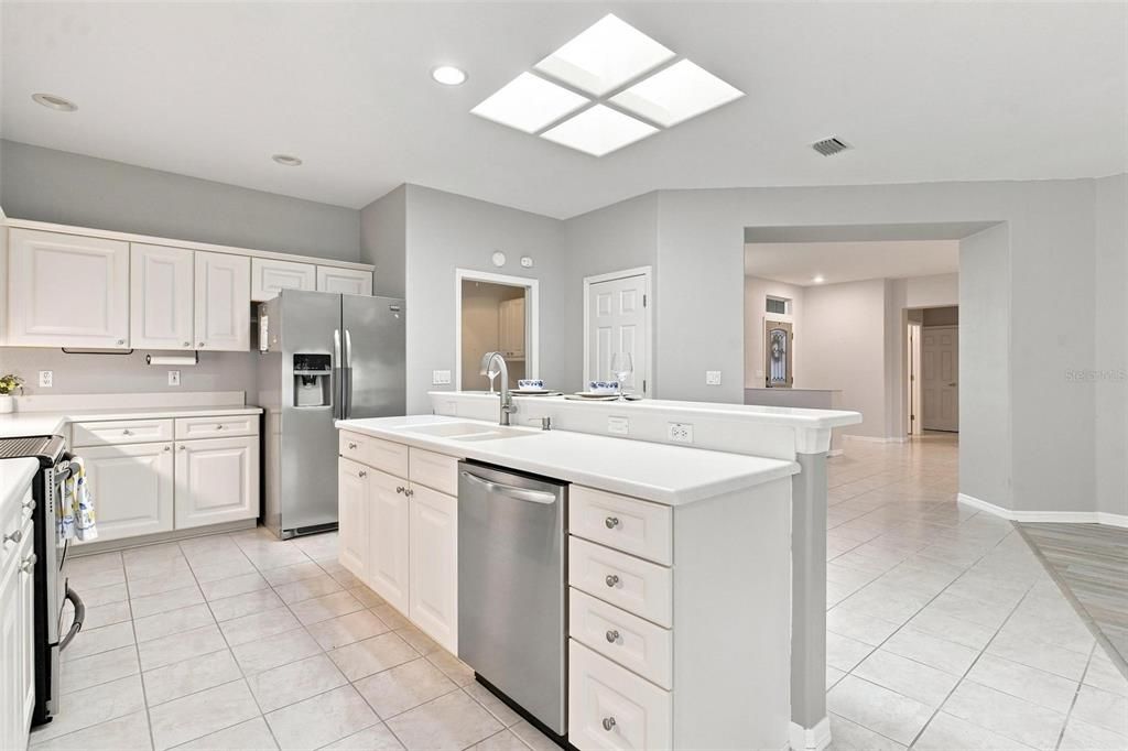 For Sale: $349,000 (2 beds, 2 baths, 2121 Square Feet)